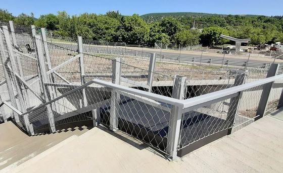 ভবন রক্ষার জন্য ৬০° জাল মুখ এবং গ্যালভানাইজড ফিনিশ সহ পালিশ করা নরম স্টেইনলেস স্টিল রোপ তারের জাল