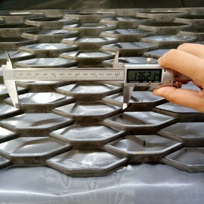 গ্যালভানাইজড 3.0lbs প্রসারিত মেটাল মেশ অ্যান্টি স্কিড প্ল্যাটফর্ম গ্রেটিং ফ্লোরিং